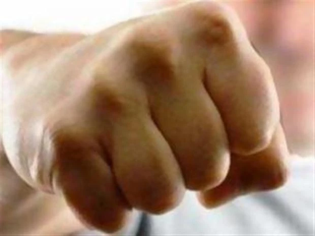 Λάρισα: 40 τσιγγάνοι ξυλοκόπησαν οδηγό ταξί για 50 ευρώ